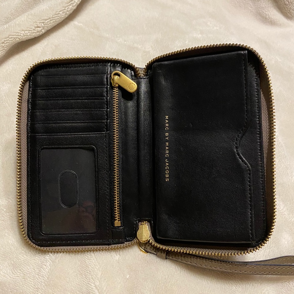 Marc by Marc Jacobs phone wallet/wristlet - Picture 3 of 8